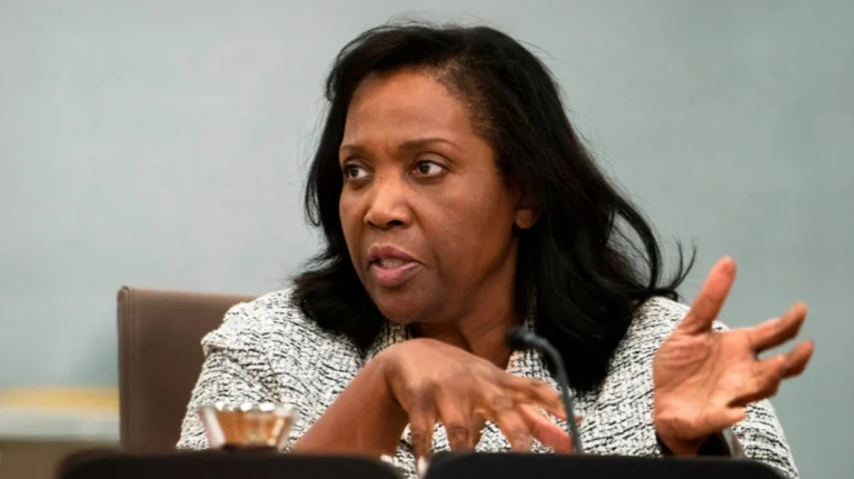 Ο Τραμπ απέλυσε τη διοικήτρια της ομοσπονδιακής τράπεζας των ΗΠΑ