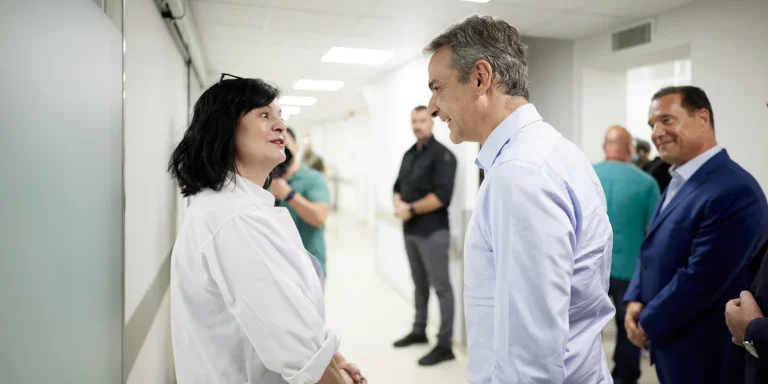 Ο Μητσοτάκης επισκέφτηκε το Ιπποκράτειο – Επιθεώρησε τις εργασίες στα Επείγοντα