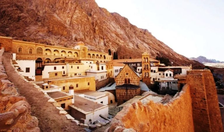 Υπό πολιορκία ξανά η Μονή Σινά – Οι πραξικοπηματίες μοναχοί προσπαθούν να εισβάλουν