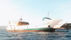 Νέα Στύρα: Το πλοίο παραμένει κολλημένο στην ξέρα – Τι καταγγέλλουν οι επιβάτες