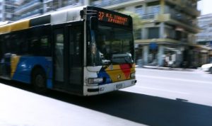 Θεσσαλονίκη: Επίθεση νεαρών «κουκουλοφόρων» σε αστικό λεωφορείο με νερόβομβες