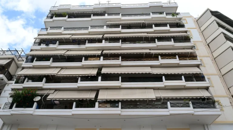 Πολύωρη έρευνα στο σπίτι της 32χρονης για τον θάνατο του παιδιού στο Παλαιό Φάληρο 