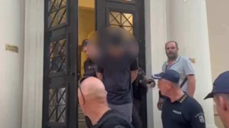 «Ήταν στο Γηροκομείο ως εθελοντής για να σβήσει φωτιά» λένε οι δικηγόροι του 25χρονου που κατηγορείται για εμπρησμό