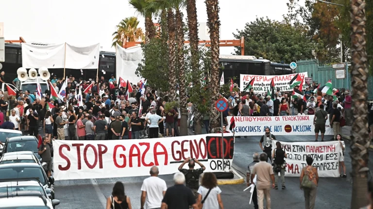 Συγκέντρωση στο λιμάνι του Πειραιά για κρουαζιερόπλοιο από το Ισραήλ – Τους πέταξαν γιαούρτια