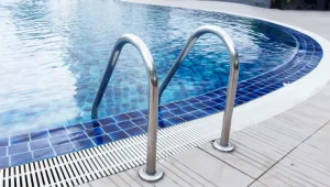 Ηράκλειο: Υπεύθυνοι ξενοδοχείου κατήγγειλαν τουρίστρια ότι αφόδευσε μέσα στην πισίνα