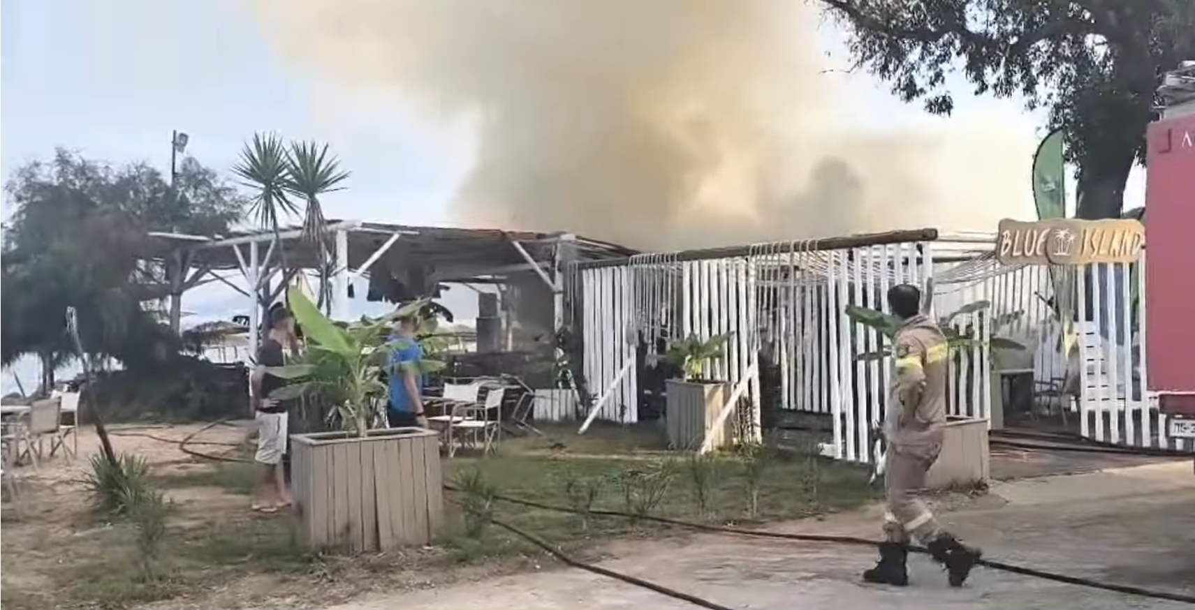 Πυρκαγιά κατέστρεψε ολοσχερώς γνωστό beach bar στην Πρέβεζα – Δείτε βίντεο