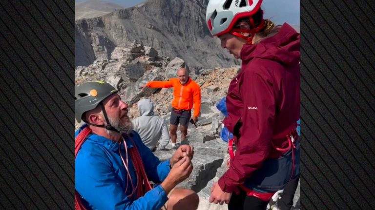 Συγκινητική στιγμή: Πρόταση γάμου στην κορυφή του Ολύμπου – Δείτε βίντεο