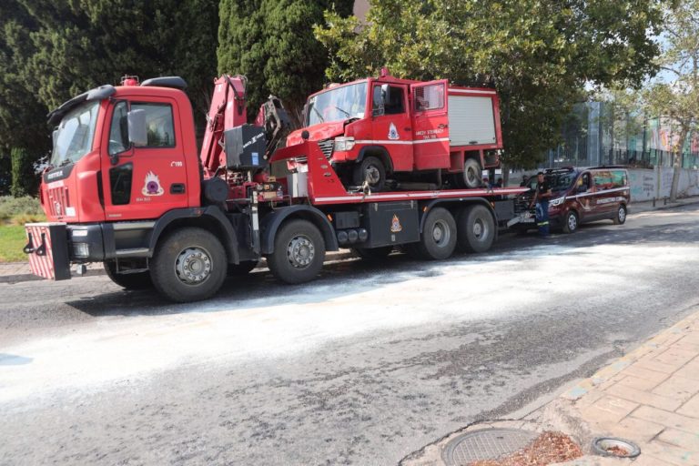 Τροχαίο με πυροσβεστικό όχημα – Προσέκρουσε σε δέντρα