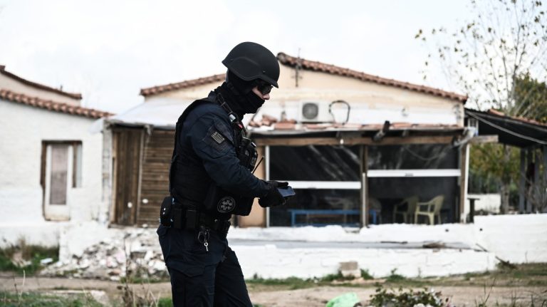 Έφοδοι της ΕΛΑΣ σε καταυλισμούς Ρομά σε Μενίδι και Άνω Λιόσια – Δείτε βίντεο