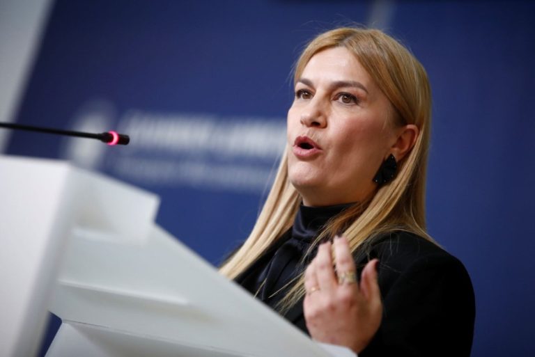 Βολουδάκη: «Μετανάστες με άσπρα μαλλιά δήλωναν ανήλικοι»