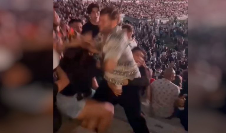 Άγριο ξύλο σε συναυλία στην Καλιφόρνια – Την άφησε αναίσθητη από τα χτυπήματα (βίντεο)