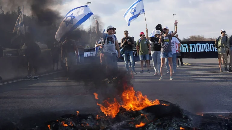 Στους δρόμους του Τελ Αβίβ χιλιάδες διαδηλωτές – Ζητούν την απελευθέρωση των ομήρων