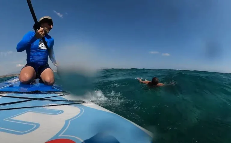 Δραματική διάσωση στην Θεσσαλονίκη: Άνδρας με SUP έσωσε πατέρα και δύο παιδιά – Δείτε βίντεο