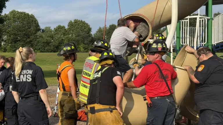 Κονέκτικατ: 40χρονος εγκλωβίστηκε σε …τσουλήθρα – Δείτε φωτογραφίες