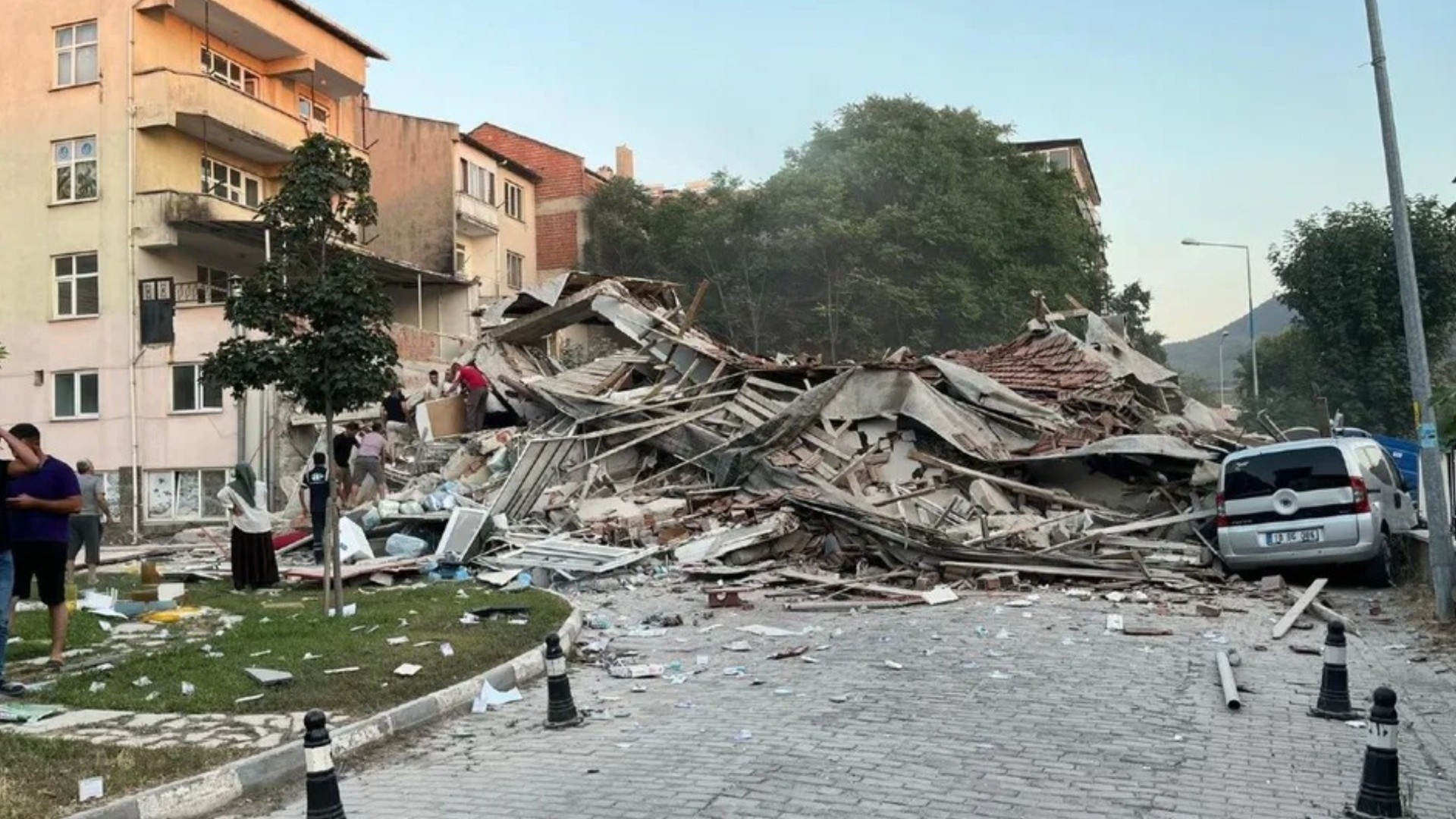Σεισμός 6,1 Ρίχτερ στην Τουρκία: Ένας νεκρός, 29 τραυματίες και καταρρεύσεις κτηρίων