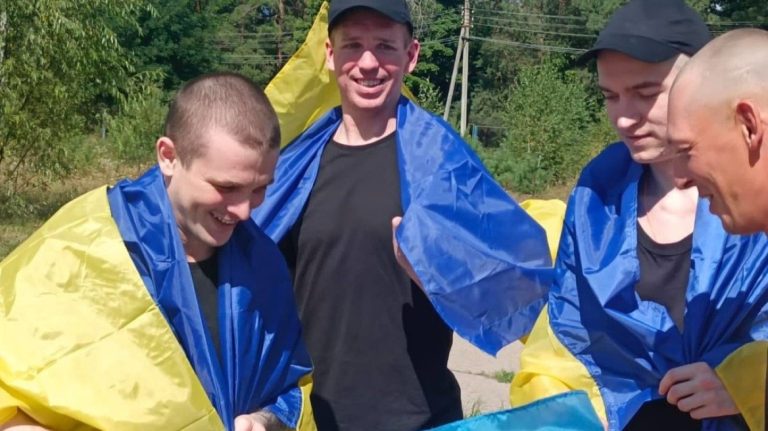 Ρωσία και Ουκρανία αντάλλαξαν 84 αιχμαλώτους πολέμου μια μέρα πριν τη συνάντηση Τραμπ-Πούτιν