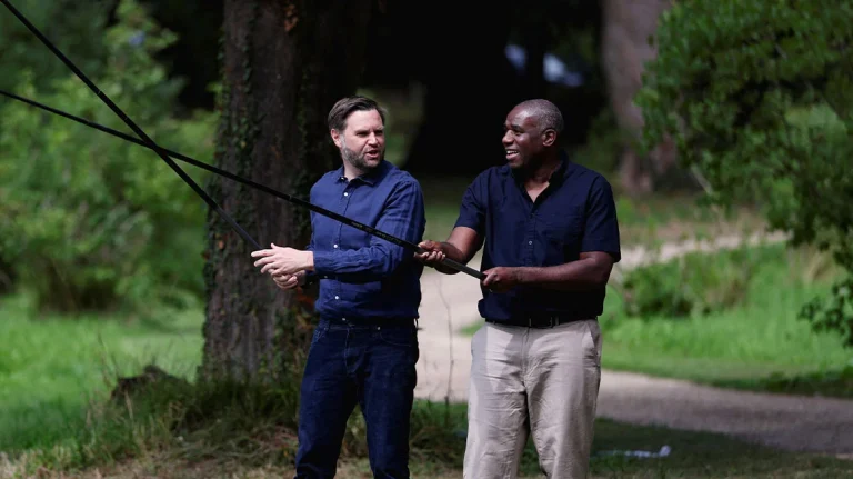 Ο ΥΠΕΞ της Βρετανίας κατήγγειλε τον εαυτό του στις Αρχές γιατί πήγε με τον Βανς για ψάρεμα χωρίς να έχουν άδεια