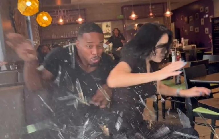 Απίστευτο περιστατικό: Όχημα έπεσε σε εστιατόριο την ώρα που ζευγάρι έτρωγε burger – Δείτε βίντεο