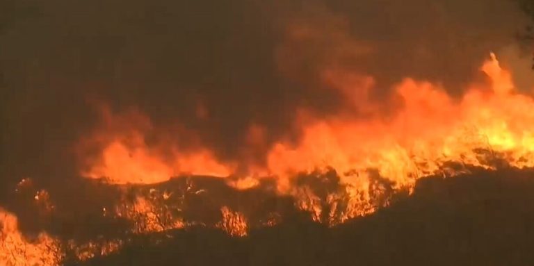 Μάχη με τις φλόγες στην Κερατέα – Καίγονται σπίτια