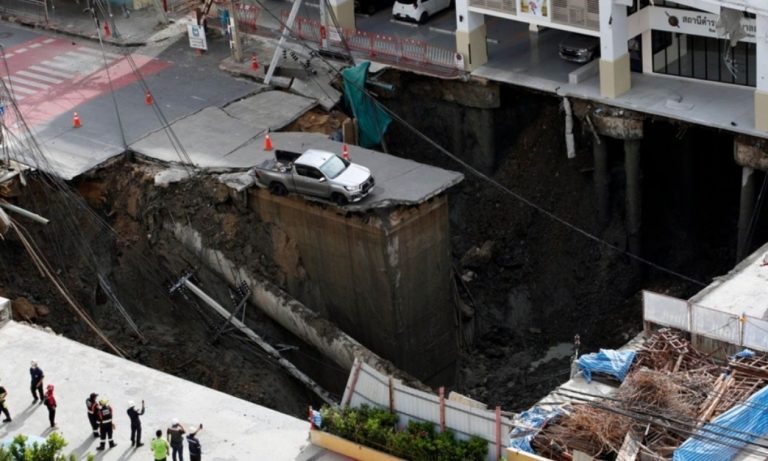 Σοκαριστικές εικόνες από την Μπανγκόκ: Άνοιξε τεράστια τρύπα βάθους 50 μέτρων