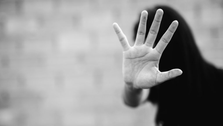 Εκμεταλλεύτηκε τον θάνατο του μπαμπά μου, με έστελνε σε 7 ραντεβού τη μέρα» λέει θύμα του 42χρονου μαστροπού