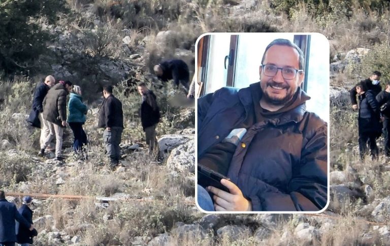 Βασίλης Καλογήρου: «Του έκοψαν το δάχτυλο εν ζωή» – Ξεσπάει η μητέρα του με ανάρτησή της