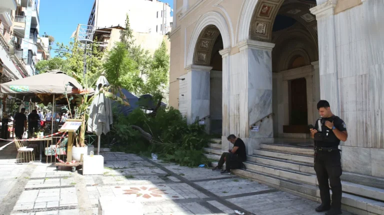 Έπεσε δέντρο στην πλατεία Αγίας Ειρήνης, στο κέντρο της Αθήνας – Δείτε φωτογραφίες