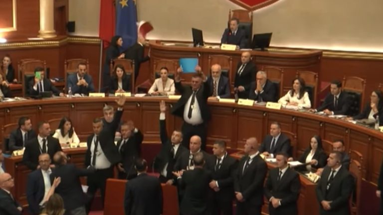 Χαμός στο αλβανικό κοινοβούλιο: Πετούσαν βιβλία και χαρτιά στον Ράμα μετά την παρουσίαση της υπουργού-ρομπότ
