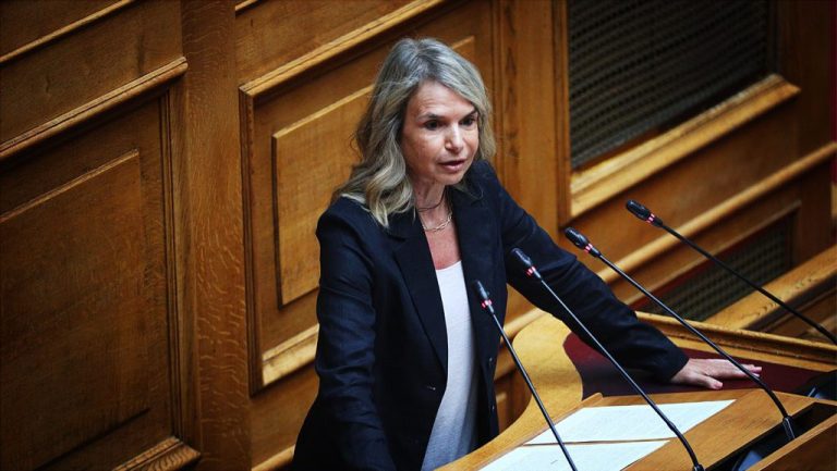 Αποστολάκη: Η κυβέρνηση υιοθετεί πλήρως την καταχρηστική πρακτική της Εθνικής Τράπεζας