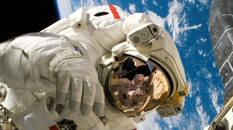 Απίστευτη απάτη στην Ιαπωνία: Απατεώνας έπεισε 80χρονη ότι είναι αστροναύτης που χρειάζεται χρήματα για να αγοράσει… οξυγόνο