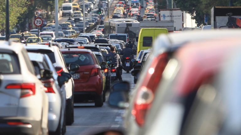 Κίνηση τώρα: «Σημειωτόν» οι οδηγοί σε Κηφισίας και Κηφισό