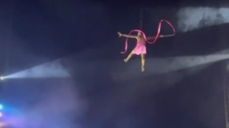 Παράσταση τρόμου στη Βραζιλία – Γυναίκα ακροβάτης έπεσε στο κενό που χόρευε κρεμασμένη από τα μαλλιά της