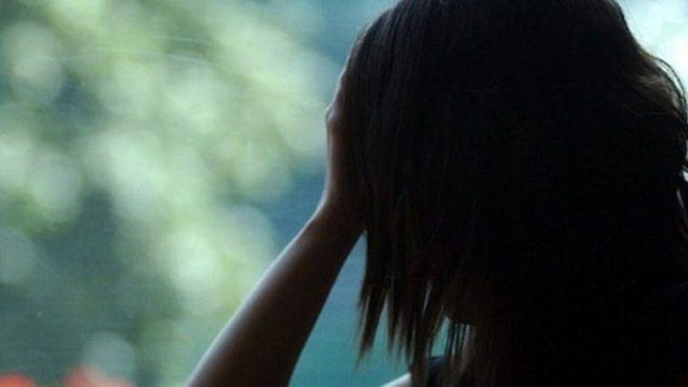 Αγριο bullying στην Πάτρα: Μαθήτριες ανάγκασαν 13χρονη να τους φιλήσει τα πόδια