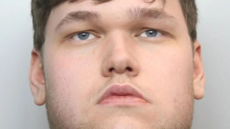 Σοκ στη Βρετανία: Προσποιούνταν ότι ήταν 14χρονο αγόρι και κακοποίησε τουλάχιστον 40 παιδιά