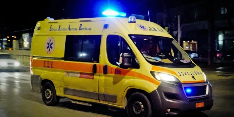 Τροχαίο στα Κάτω Πατήσια: Αυτοκίνητο έπεσε σε κολώνα