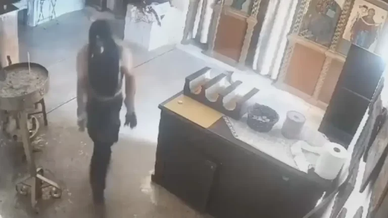 Ημίγυμνος άνδρας εισέβαλε σε εκκλησία και προσπάθησε να κλέψει το παγκάρι – Δείτε βίντεο