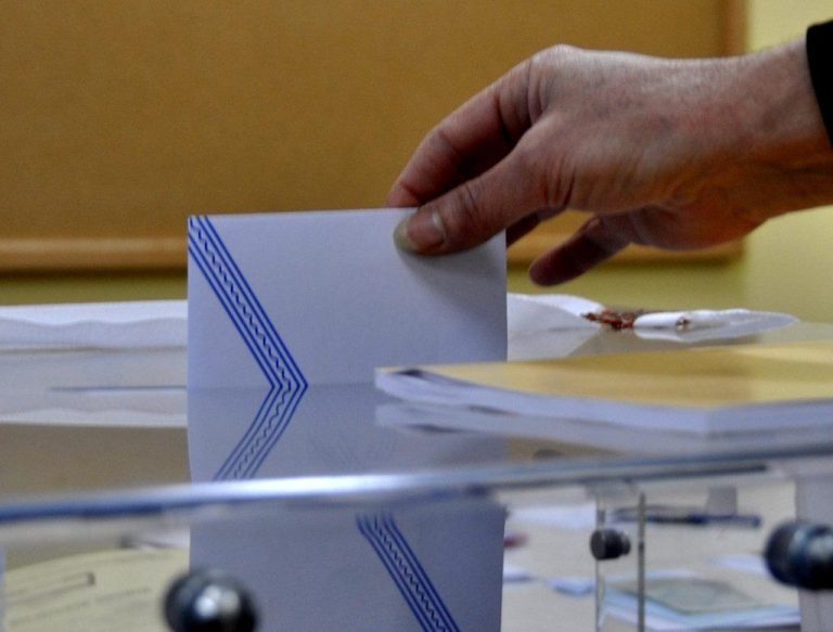 Δημοσκόπηση GPO: Βελτιωμένα τα ποσοστά της ΝΔ μετά τη ΔΕΘ