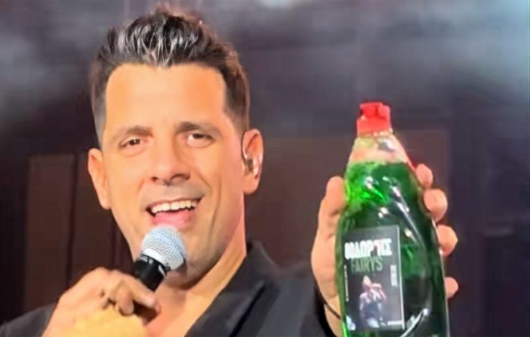 Θοδωρής Φέρρης: Θαυμαστής του χάρισε υγρό πιάτων με το όνομά του – Δείτε βίντεο