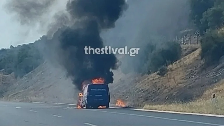 Φορτηγό τυλίχθηκε στις φλόγες στην Εγνατία Οδό – Δείτε βίντεο