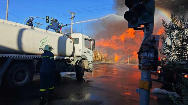 Φωτιά τώρα σε εργοστάσιο με παλέτες στο Μενίδι