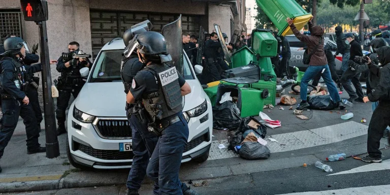 Καίγεται η Γαλλία: Διαδηλώσεις παντού από το κίνημα «Μπλοκάρουμε τα πάντα»