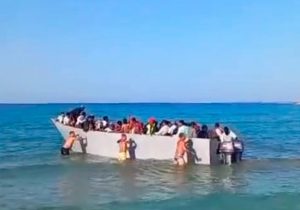 Λουόμενοι διώχνουν μετανάστες που φτάνουν στη Γαύδο -Δείτε βίντεο