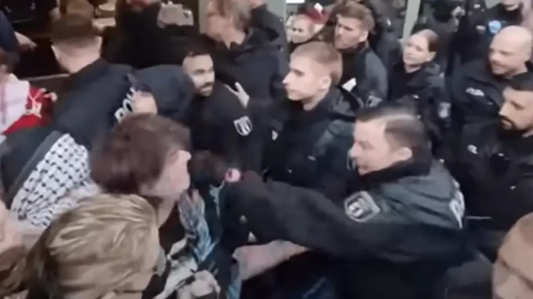 Σάλος στη Γερμανία: Αστυνομικός έριξε γροθιά σε ακτιβιστή που διαδήλωνε κατά του Ισραήλ (βίντεο)