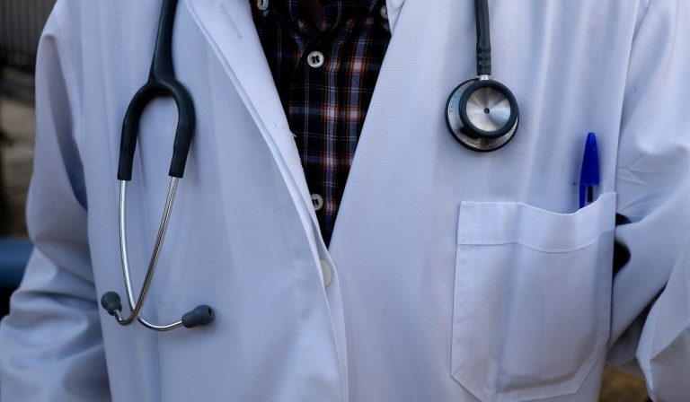 «Δώσε 3.000 αλλιώς δεν τη βάζω στο χειρουργείο» – Οι εκβιασμοί του καρδιοχειρουργού στο Ιπποκράτειο