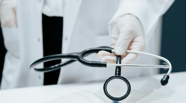 Κέρκυρα: Ελεύθερος με όρους ο γιατρός που κατηγορείται ότι ασέλγησε σε 18χρονη ασθενή του