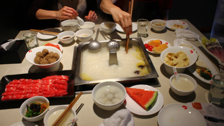 Ακραίο περιστατικό στην Κίνα: Έφηβοι ούρησαν σε κατσαρόλα εστιατορίου