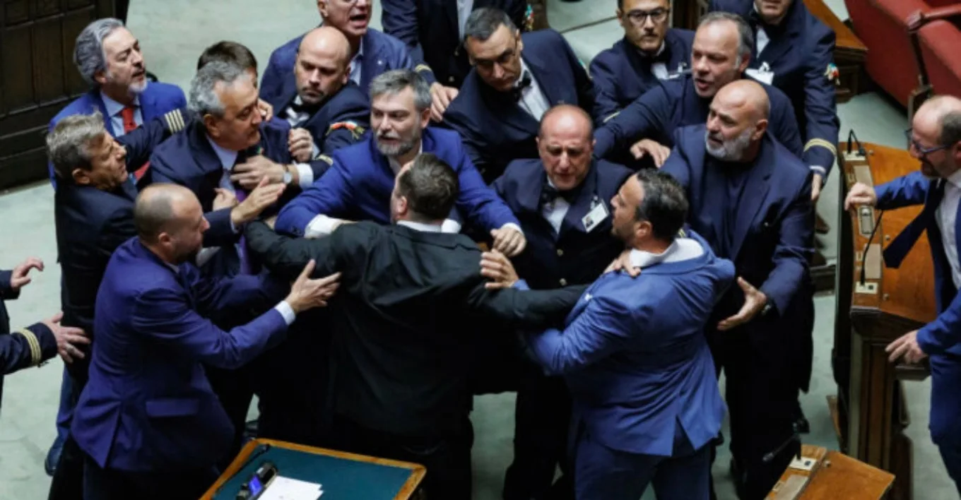 Ιταλία: Χάος στο κοινοβούλιο – Βουλευτές πιάστηκαν στα χέρια (Βίντεο)