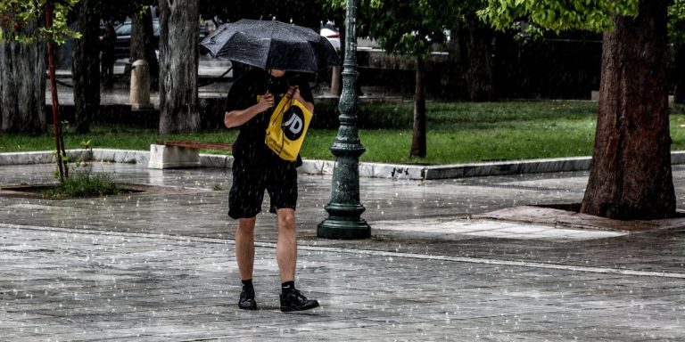 Καιρός: Πέφτει σήμερα η θερμοκρασία – Πού θα βρέξει