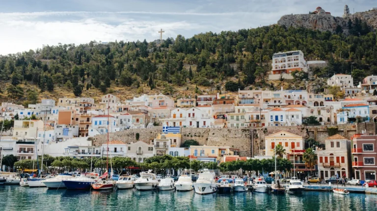 Αυτά είναι τα νησιά στα οποία θα μειωθεί κατά 30% ο ΦΠΑ