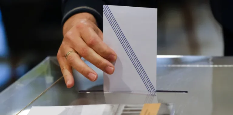 Δημοσκόπηση: Στο 30,5% η Νέα Δημοκρατία, προβάδισμα 16,5 μονάδων από το ΠΑΣΟΚ 